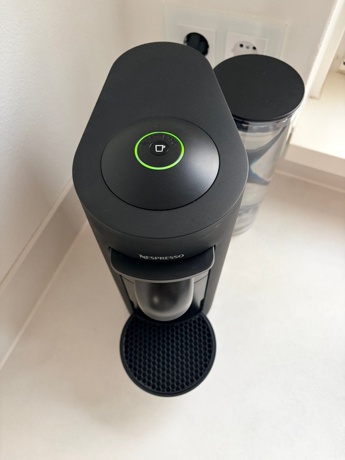 Foto 6 van Vrijwel nieuw Nespresso Vertuo Plus Deluxe mat zwart machine