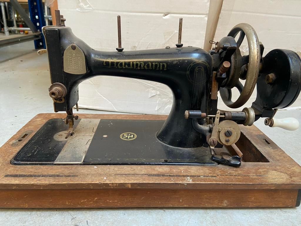 Antieke naaimachine Naumann, Ophalen