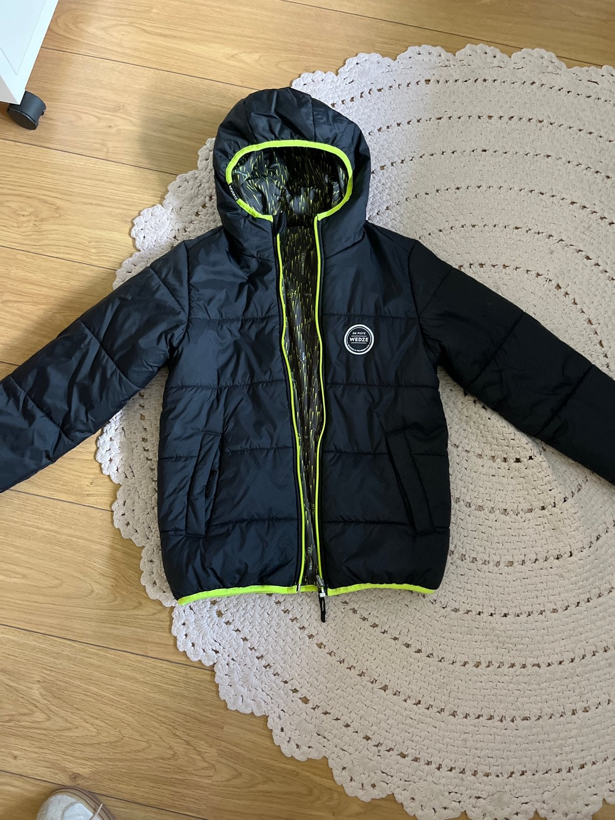Zwarte gewatteerde jas met neon details voor kinderen, Ophalen of Verzenden, Zo goed als nieuw, Jongen of Meisje