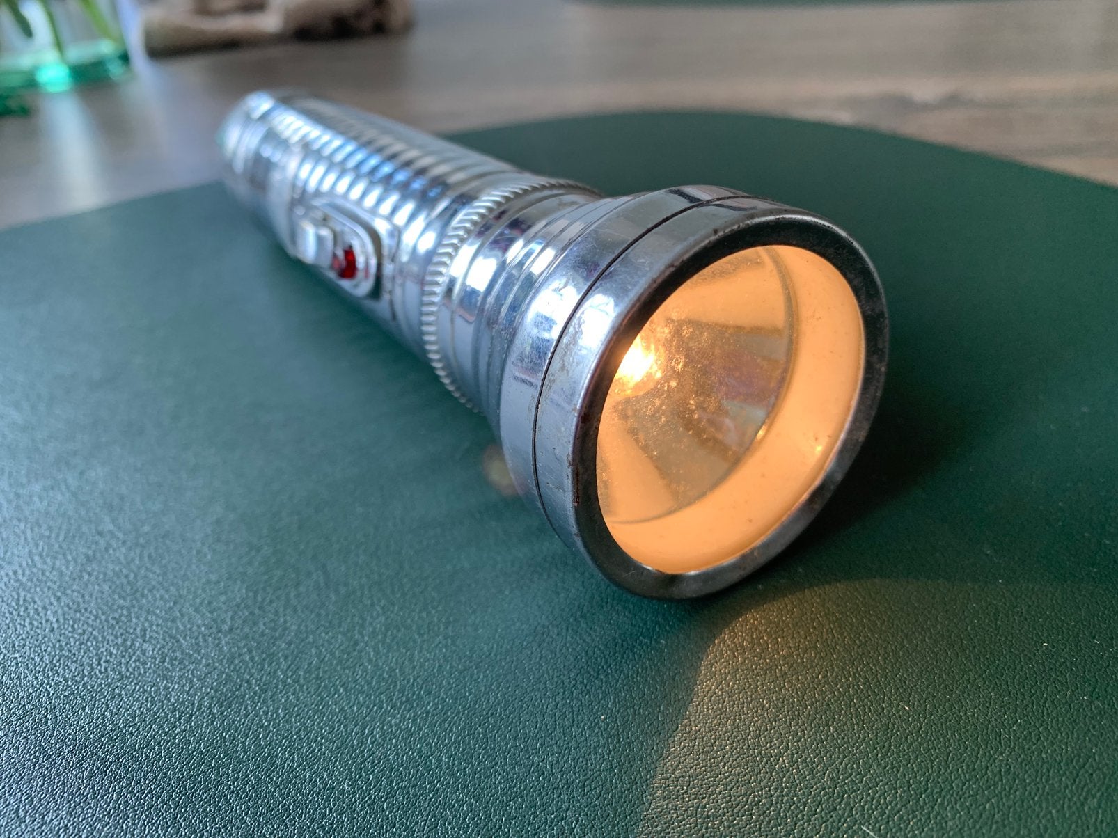Vintage metalen zaklamp met glaslens en focusfunctie 70s/80s, Ophalen of Verzenden, Gebruikt, Batterij