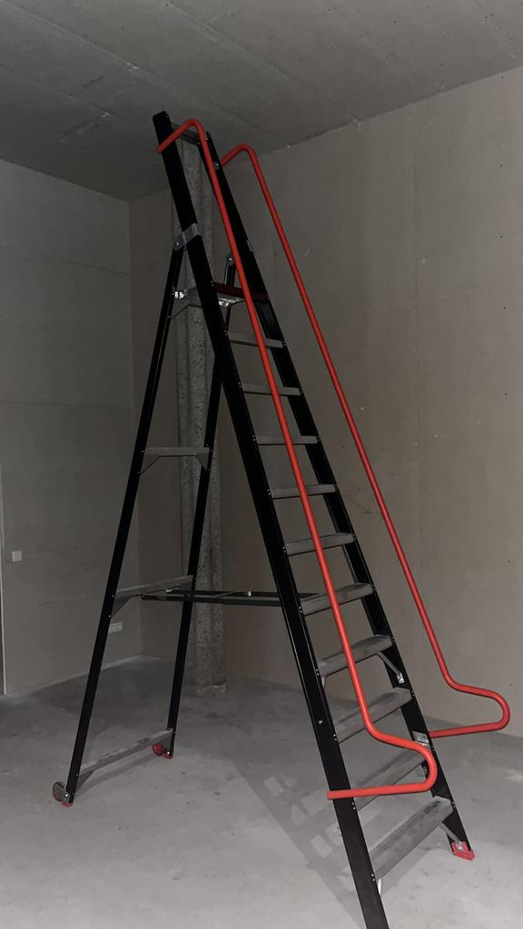 Altrex Taurus magazijntrap 11 treden, Doe-het-zelf en Verbouw, Ladders en Trappen, Ophalen, Zo goed als nieuw, Trap, 2 tot 4 meter