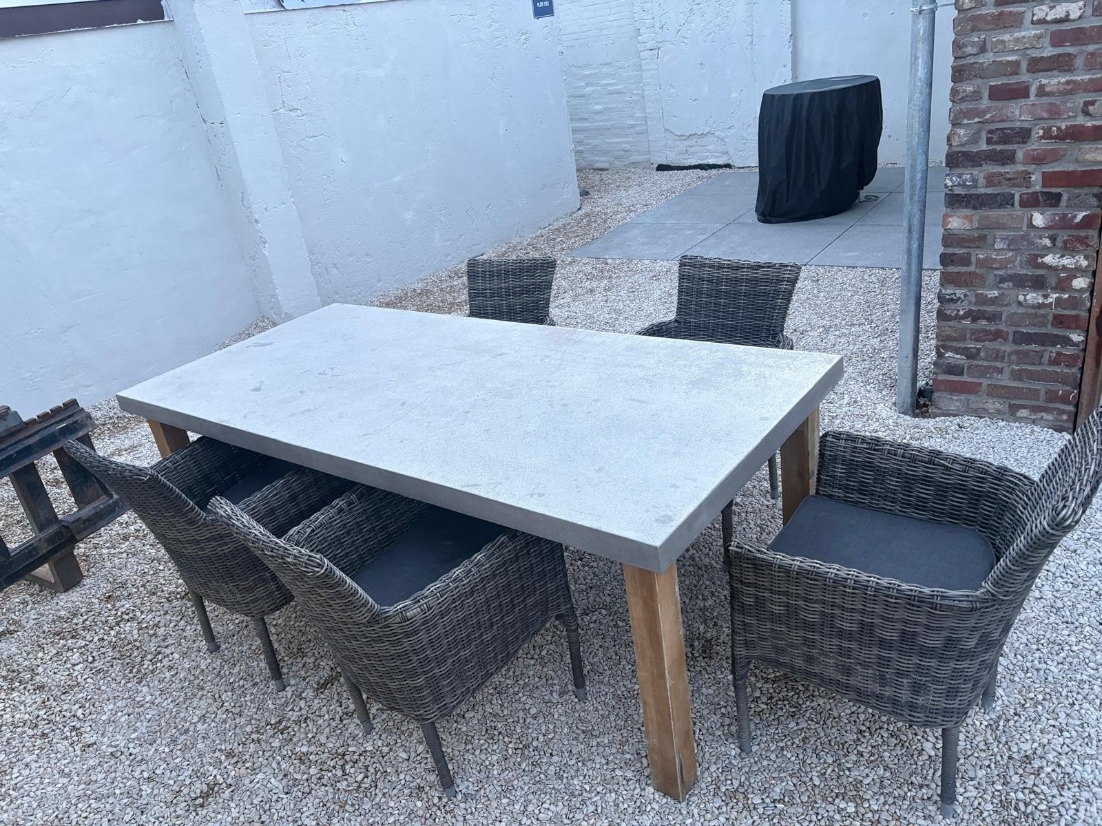 Gratis Betonnen tuintafel met 5 rieten stoelen en kussens, Ophalen, Gebruikt, Rechthoekig, Overige materialen