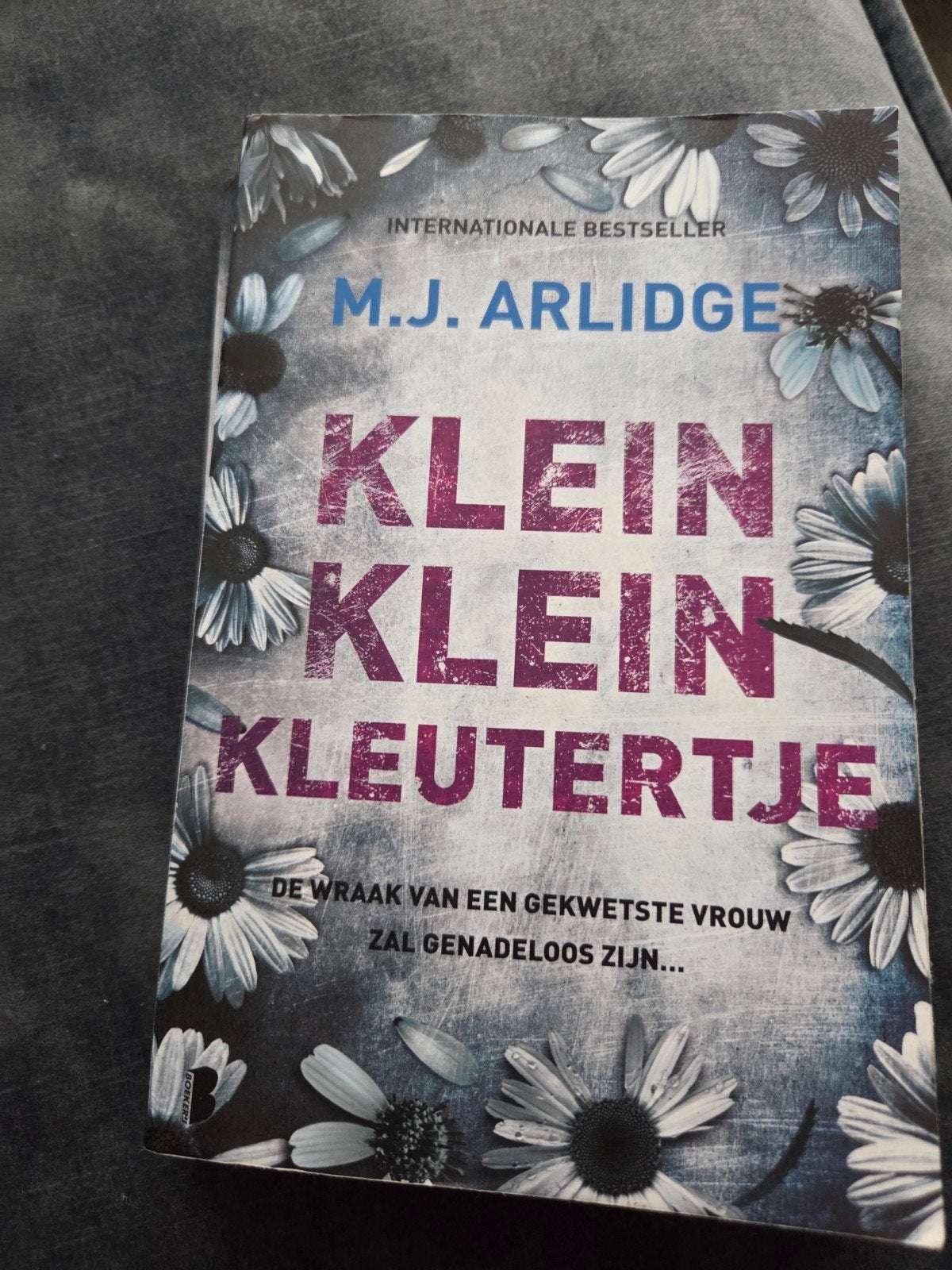 M.J. Arlidge - Klein klein kleutertje, Boeken, Ophalen, Zo goed als nieuw, M.J. Arlidge