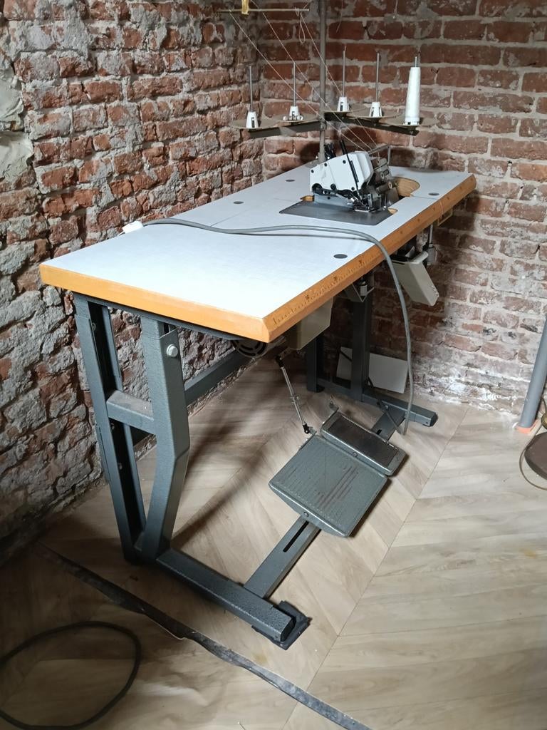 Brother Lockmachine Industrieel ., Hobby en Vrije tijd, Naaimachines en Toebehoren, Ophalen, Zo goed als nieuw, Lockmachine, Industrieel