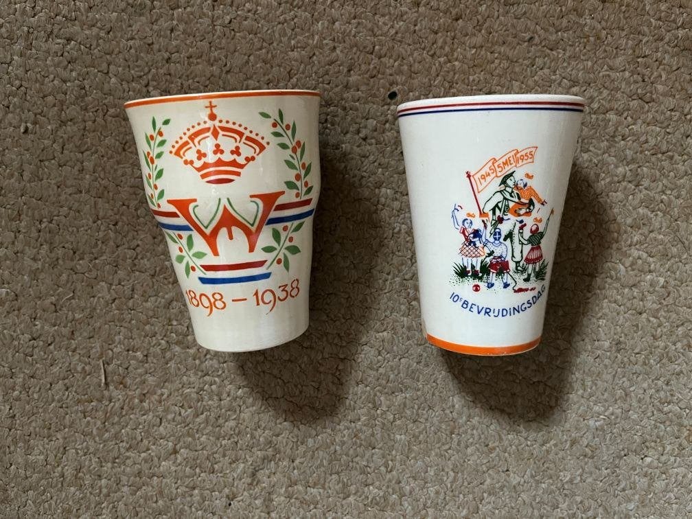 2 Vintage Gedenkbekers: Wilhelmina & Bevrijdingsdag, Ophalen of Verzenden, Zo goed als nieuw, Nederland, Servies