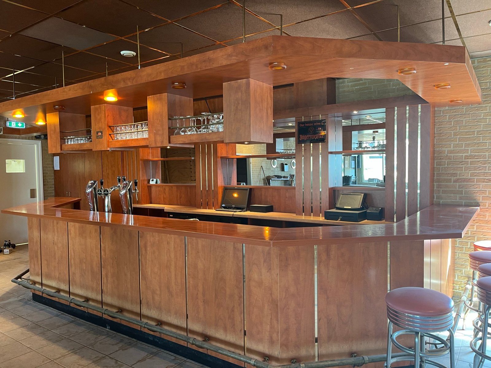 Complete Horeca Bar met Kastenwand en Spiegels, Ophalen, Gebruikt, Barinrichting