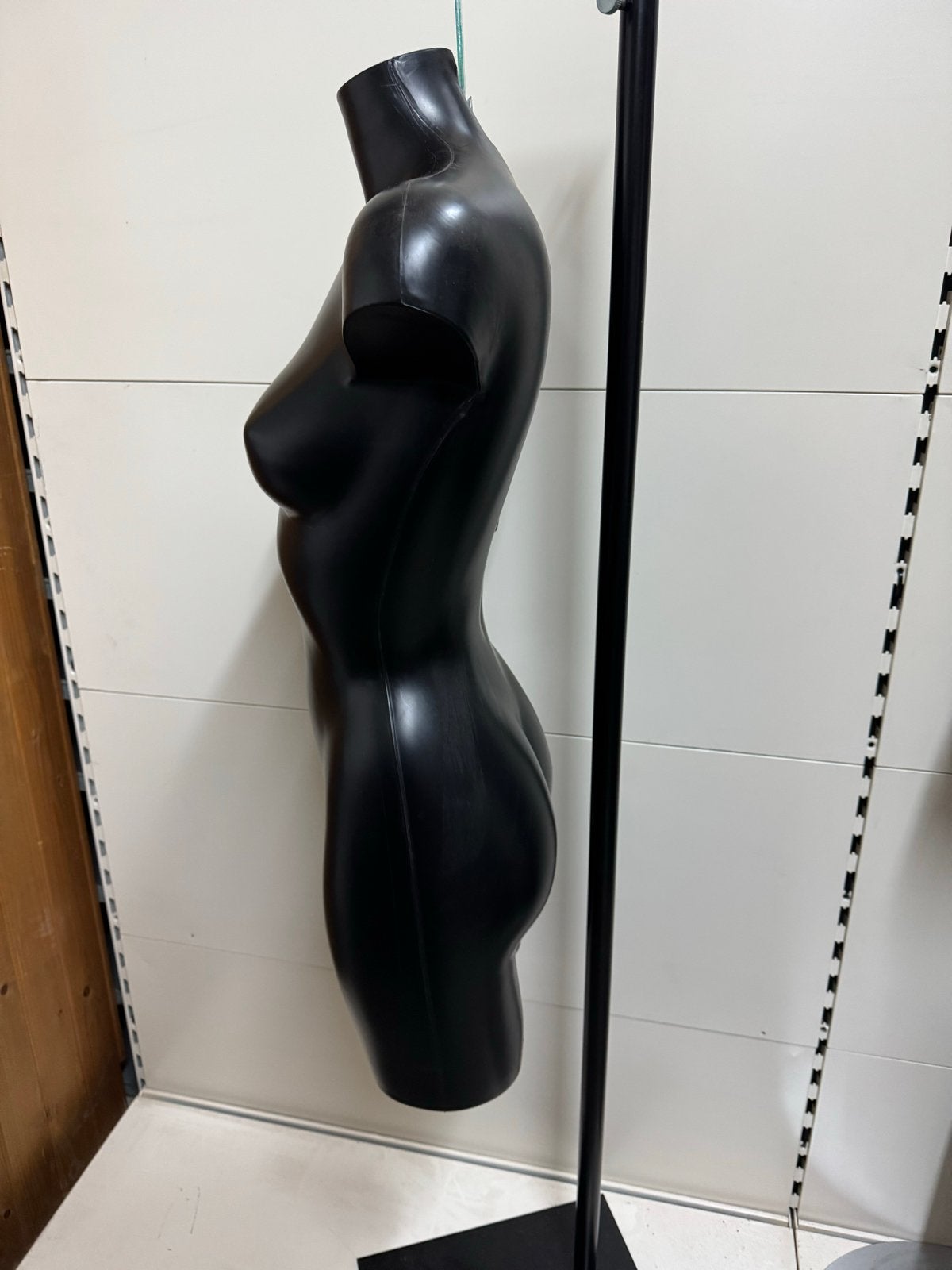 Zwarte etalagepop torso met standaard, Ophalen