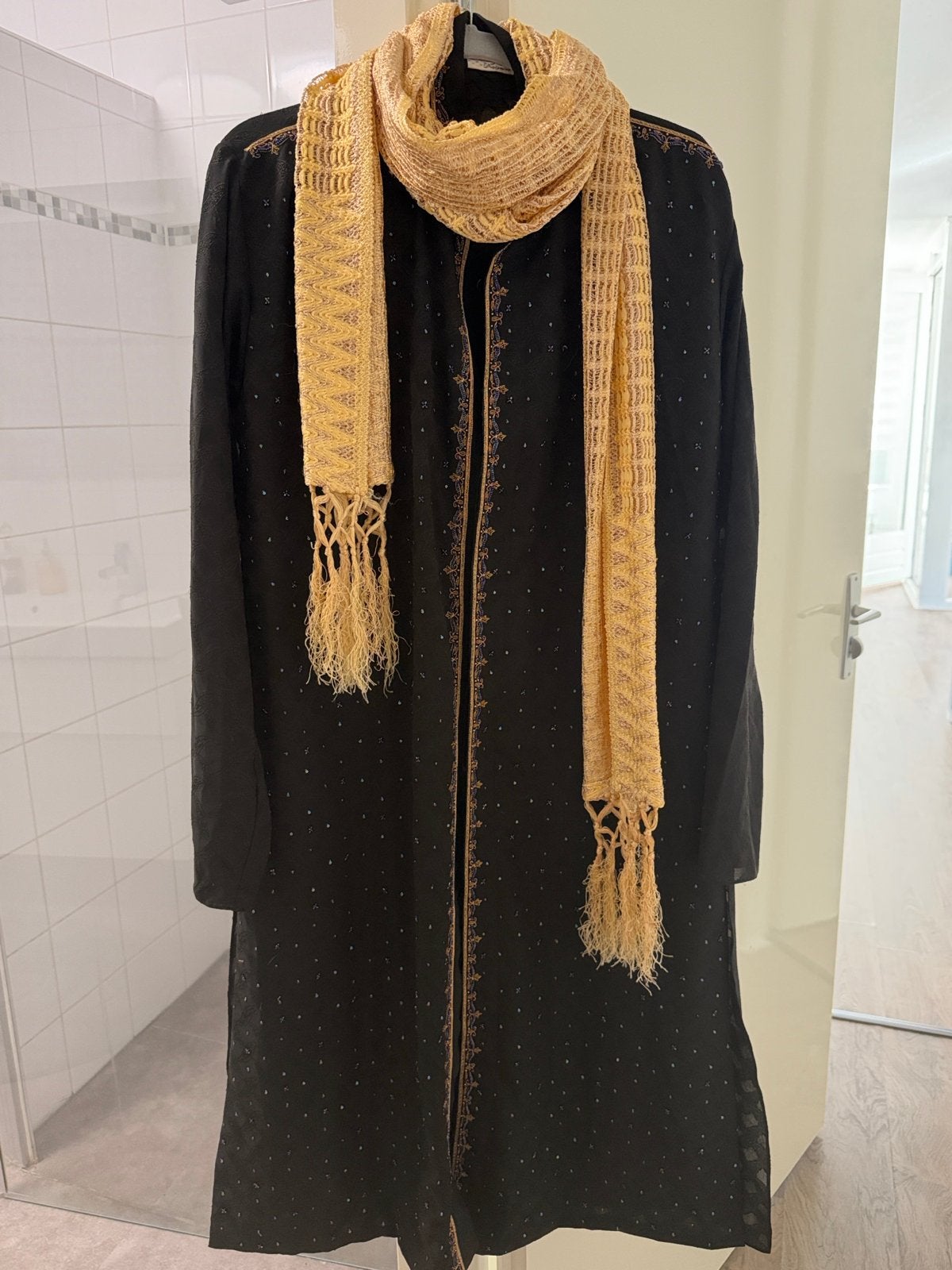 Zwarte Sherwani met gouden borduursels en sjaal, Ophalen of Verzenden, Zo goed als nieuw, Overige maten, Zwart