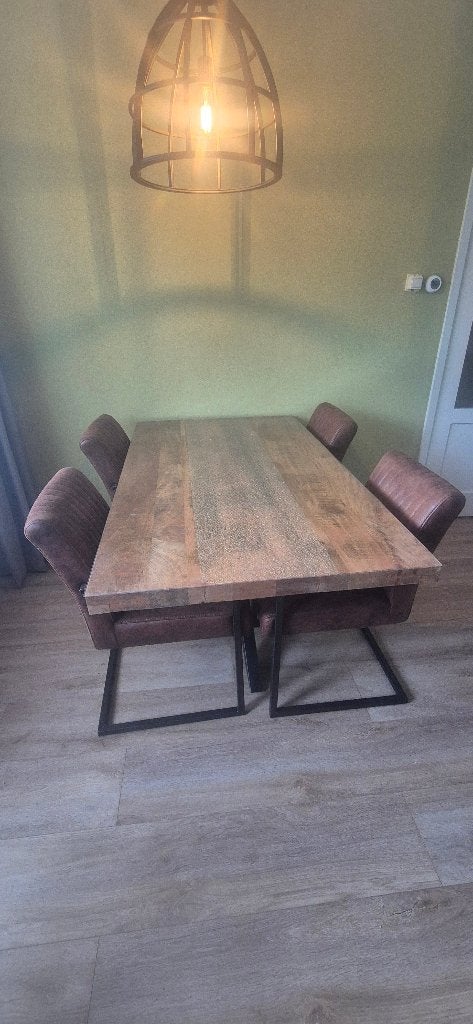 Eettafel van mangohout met 4 cognac eetstoelen, Huis en Inrichting, 50 tot 100 cm, Zo goed als nieuw, 150 tot 200 cm, Vier personen