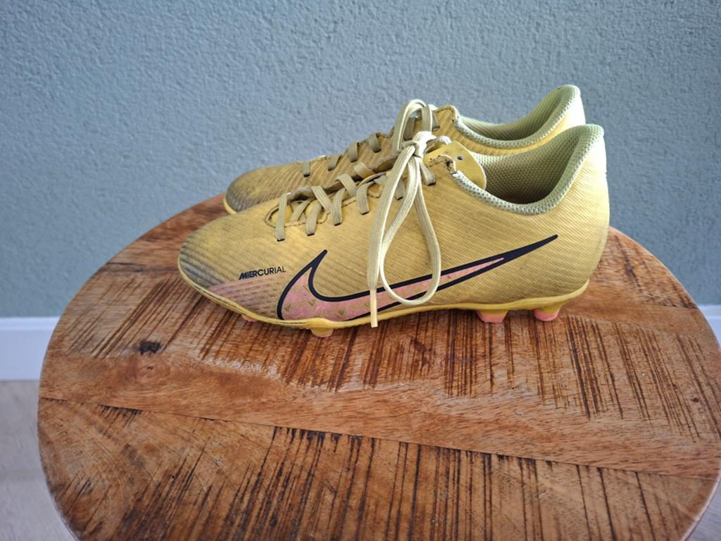 Nike voetbalschoenen maat 35.5 - Ideaal voor kunstgras, Ophalen of Verzenden