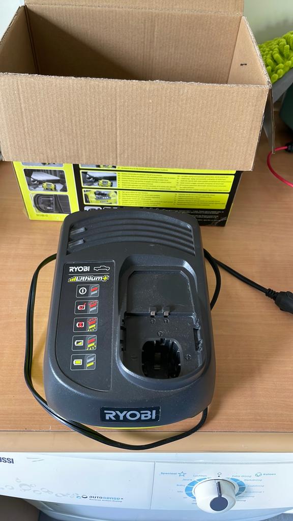 Ryobi one car charger, Ophalen of Verzenden, Zo goed als nieuw
