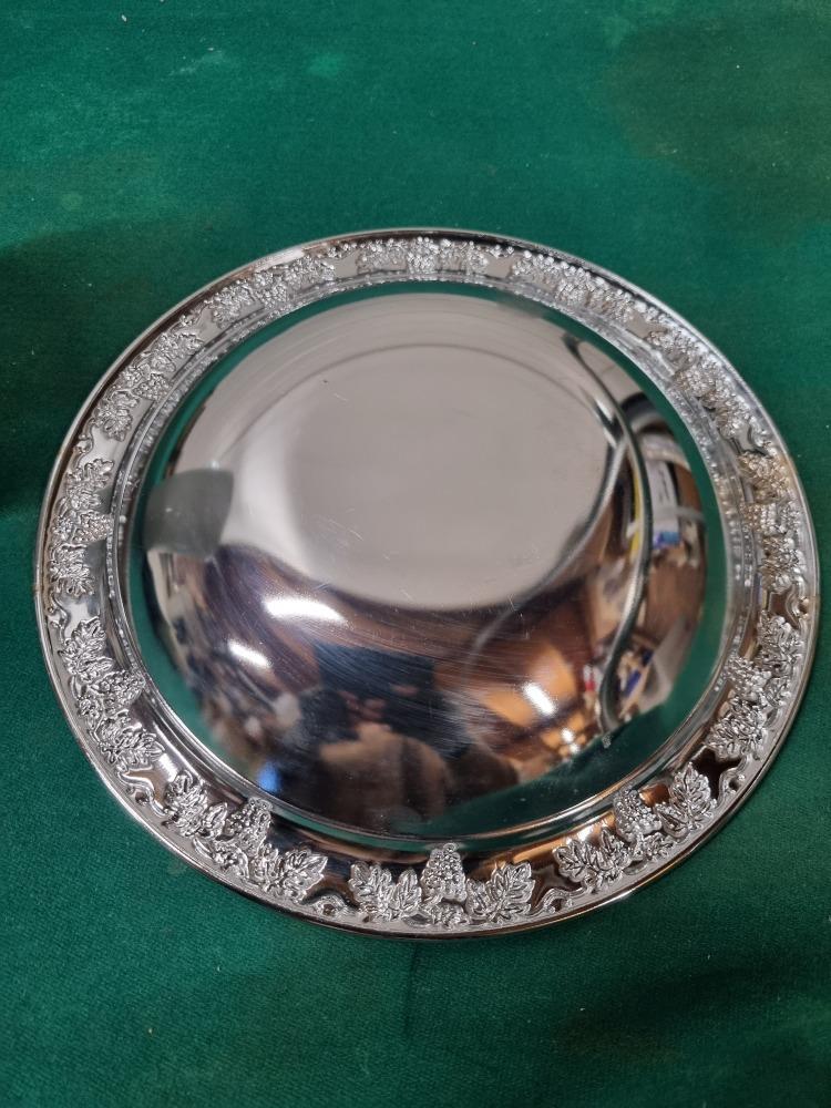 schaal zilverkleurig met druiven rand, Huis en Inrichting, Woonaccessoires | Schalen en Manden, Ophalen of Verzenden, 'T Olde Gre-j