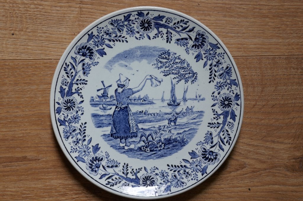 Delfts blauw wandbord  - uit wuivende vissersvrouw, Ophalen of Verzenden