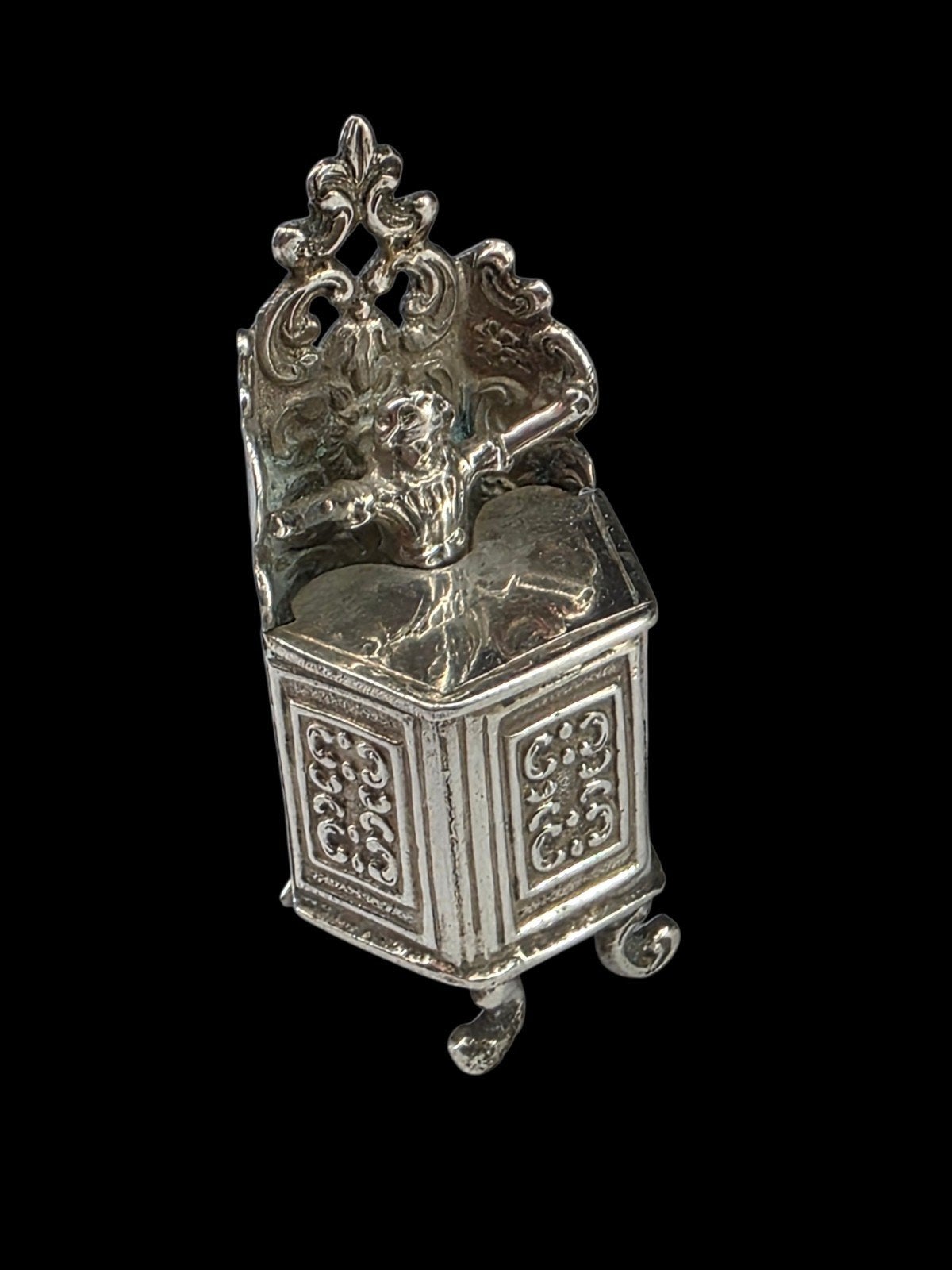Hollands 19e eeuws zilver miniatuur kind in stoel, Verzenden, Zilver