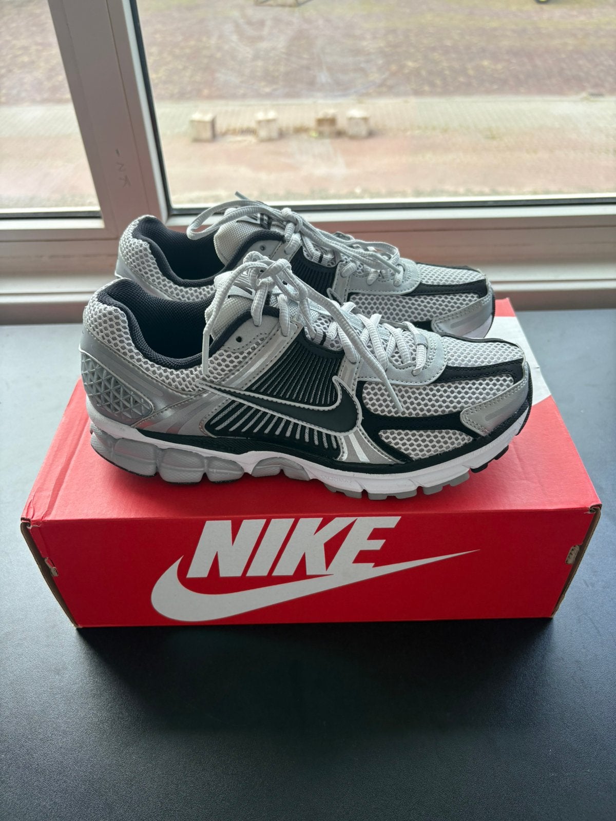 Nike Zoom Vomero 5 Metallic Silver Black | EU 40.5, Zwart, Nieuw, Ophalen of Verzenden, Sneakers of Gympen