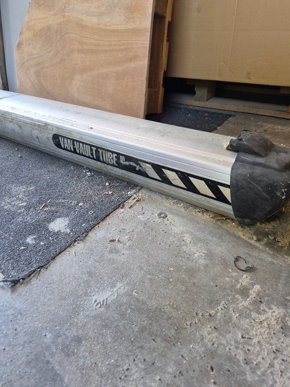 Van-Vault Tube 185 - 3 meter buis voor op de bus, Ophalen
