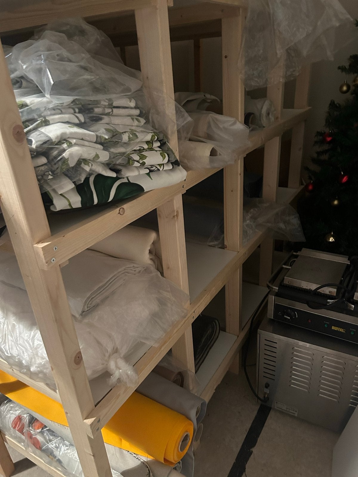 Houten opslagrek voor stoffen en materialen, Ophalen, Gebruikt
