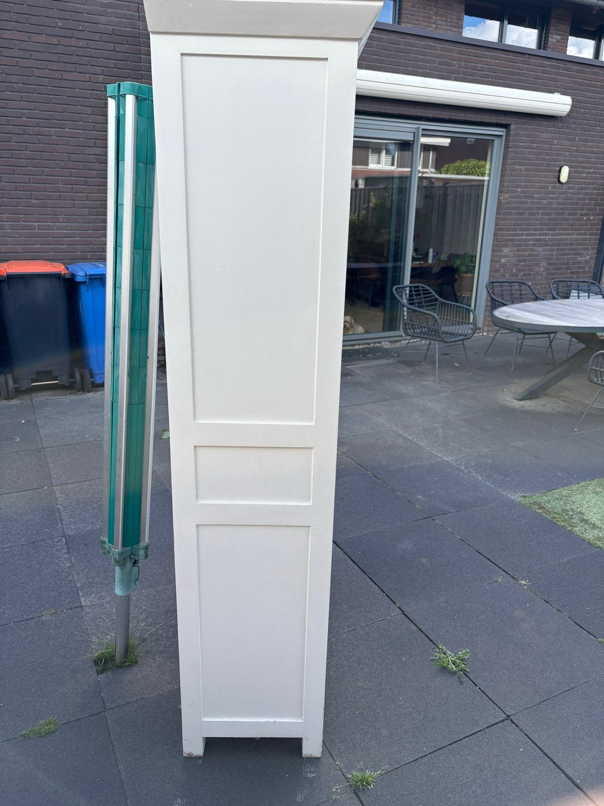 Witte kast met glazen deuren en '6 Lakes Ice Yacht Club' opd, Ophalen, Gebruikt