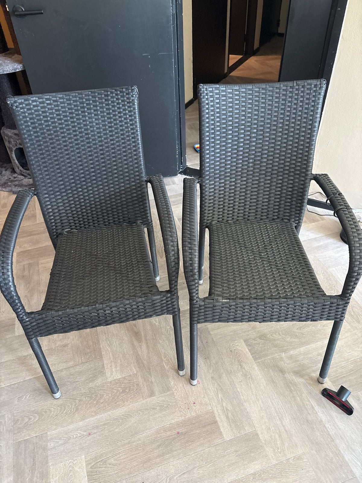 Twee donkergrijze tuinstoelen van kunststof, Ophalen, Kunststof, Gebruikt, Twee