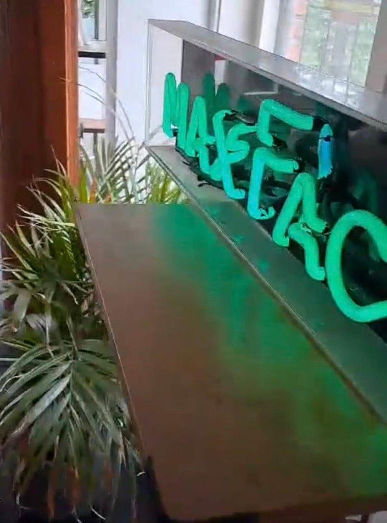 Toffe neon lichtbak, neonreclame, neonsign Max Faxtor., Ophalen, Gebruikt, ., Lichtbak of (neon) lamp