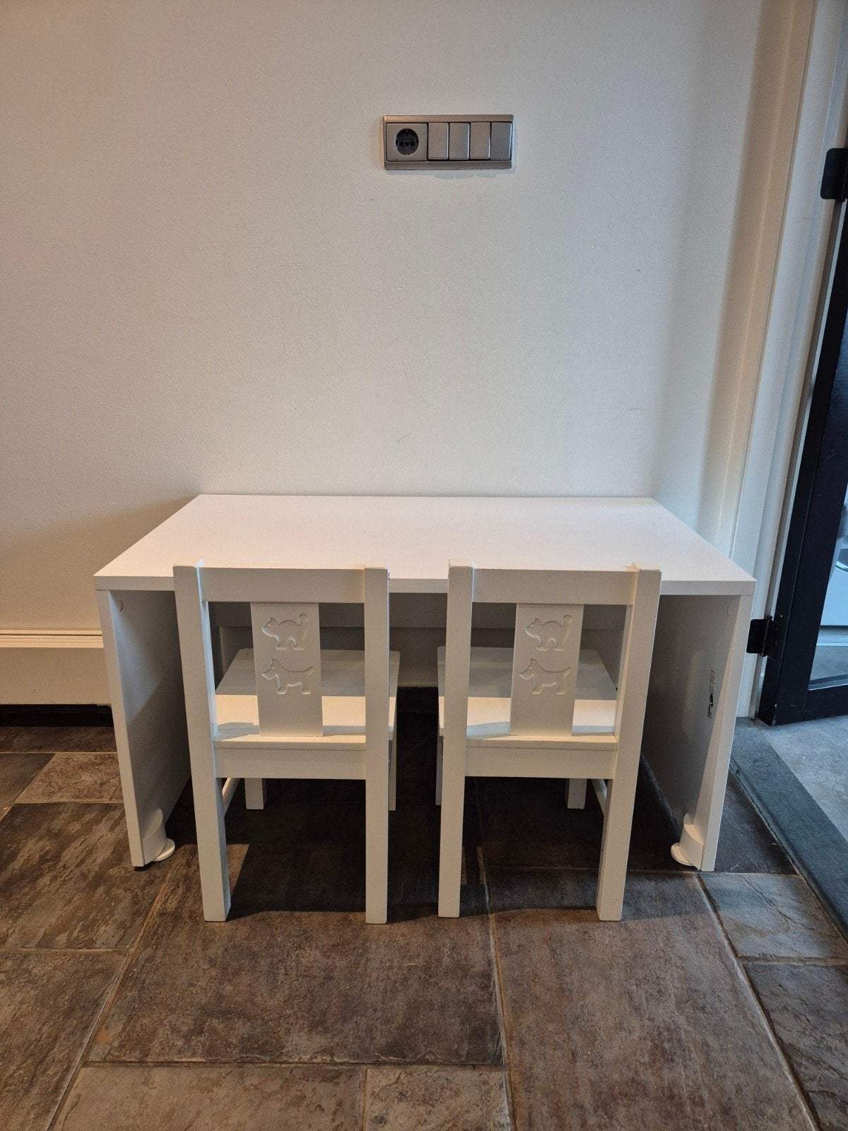 Witte smastad kindertafel met twee kritter stoeltjes, Kinderen en Baby's, Kinderkamer | Tafels en Stoelen, Ophalen, Gebruikt, Tafel(s) en Stoel(en)