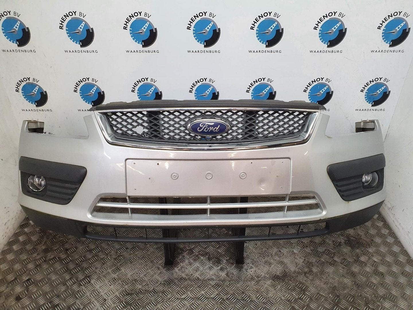 FORD FOCUS 2.0-16V Futura  VOORBUMPER 2005, Gebruikt, Voor, Ophalen of Verzenden, Stiba lid