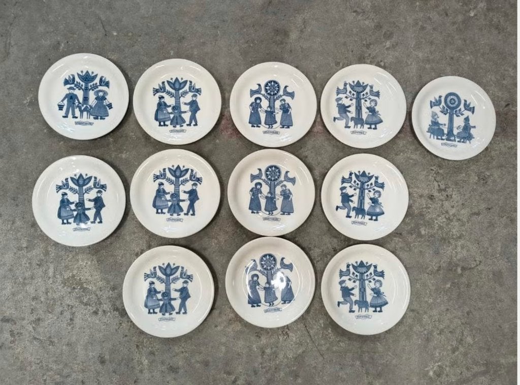 Royal Sphinx Maastricht borden klederdracht, Antiek en Kunst, Antiek | Servies los, Ophalen