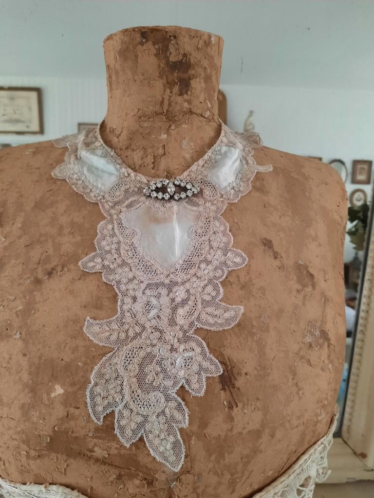 Prachtig oud kanten befje inclusief broche ., Antiek en Kunst, Ophalen of Verzenden