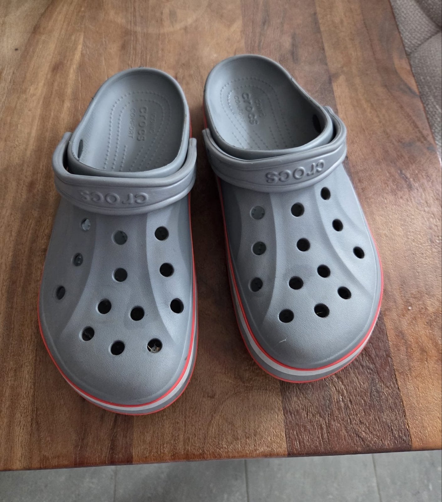 Grijze Crocs met rode accenten - Maat 44-45, Kleding | Heren, Ophalen of Verzenden, Zo goed als nieuw, Overige kleuren, Slippers