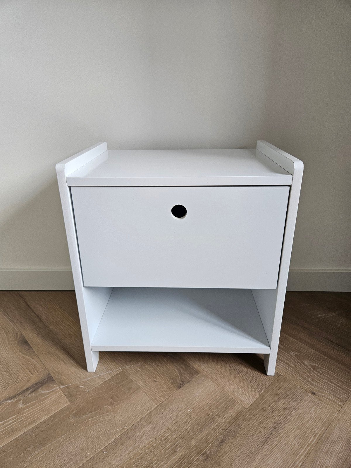 Nachtkastje wit plume, Huis en Inrichting, Ophalen, Zo goed als nieuw, Minder dan 45 cm, Minder dan 55 cm