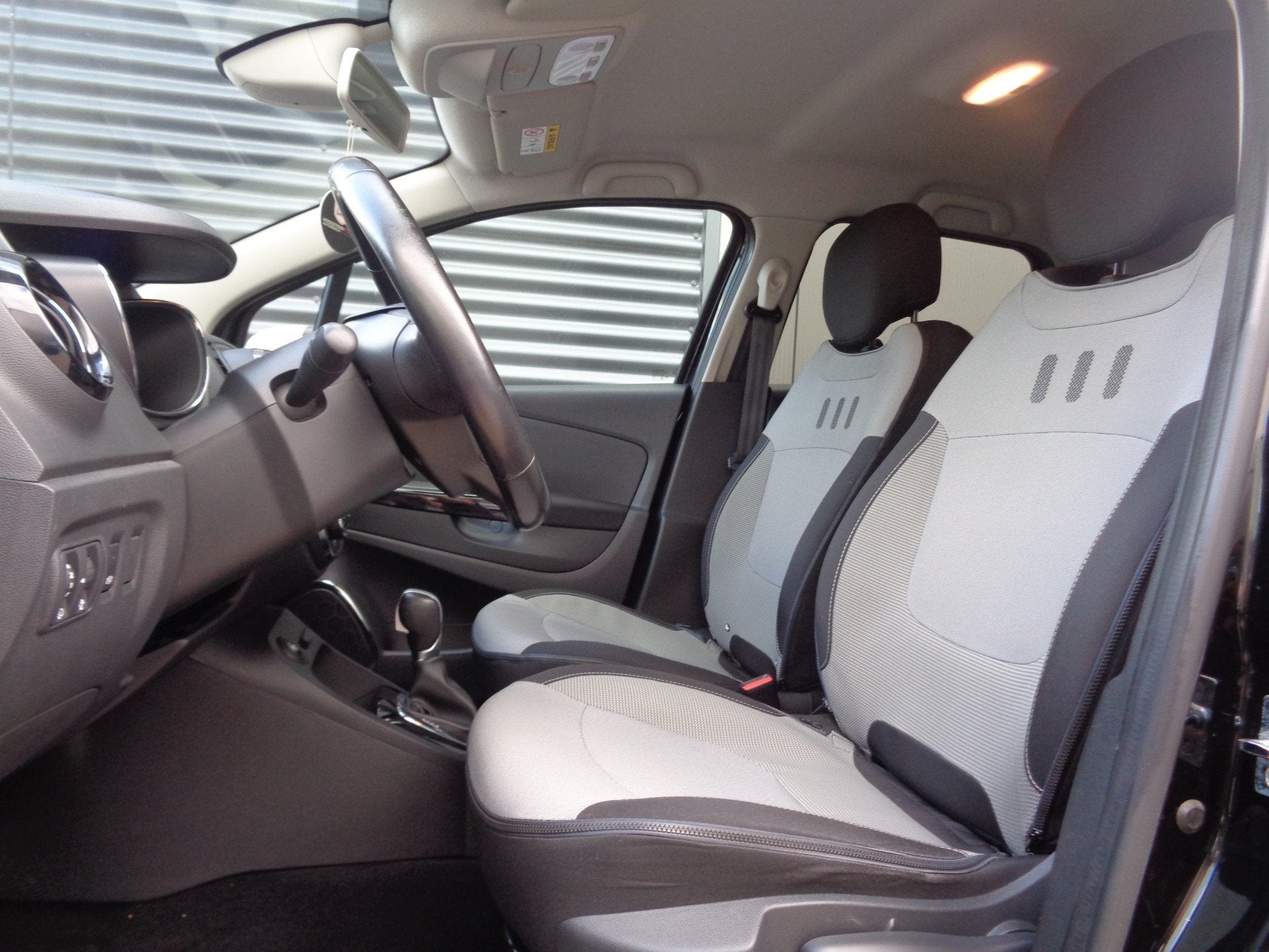 Renault Captur 1.2 TCe Dynamique 120PK Automaat Clima Cruise, Auto's, Euro 6, 4 cilinders, Zwart, Automatische klimaatregeling