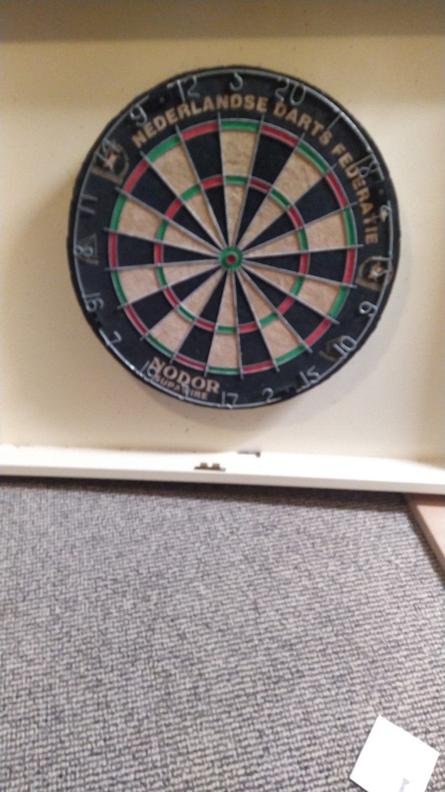 Dart bord met handgemaakte kabinet te koop, Sport en Fitness, Darts, Ophalen, Gebruikt, Dartbord