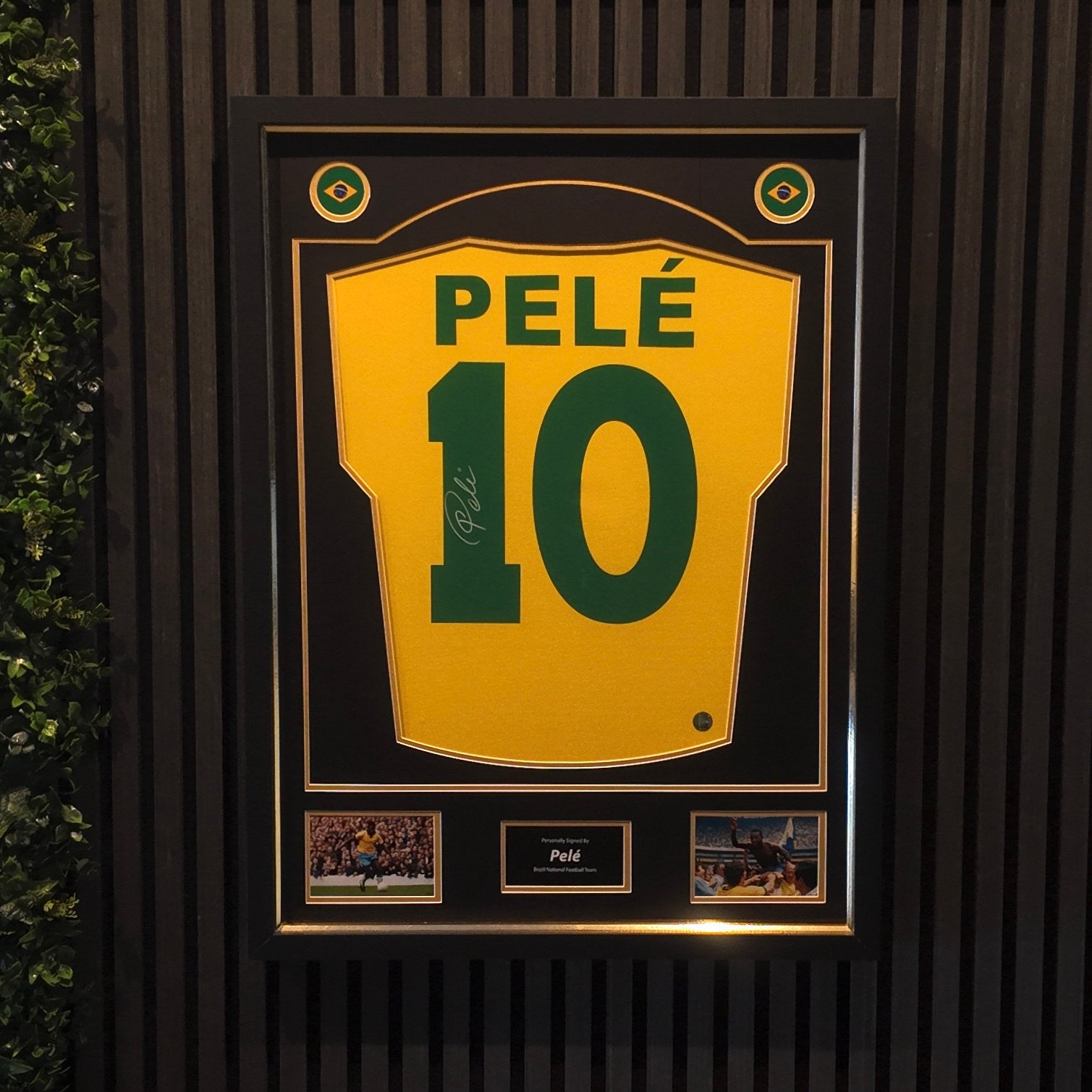Pelé gesigneerd shirt Brazilië ingelijst met COA, Verzamelen, Sportartikelen en Voetbal, Verzenden, Nieuw