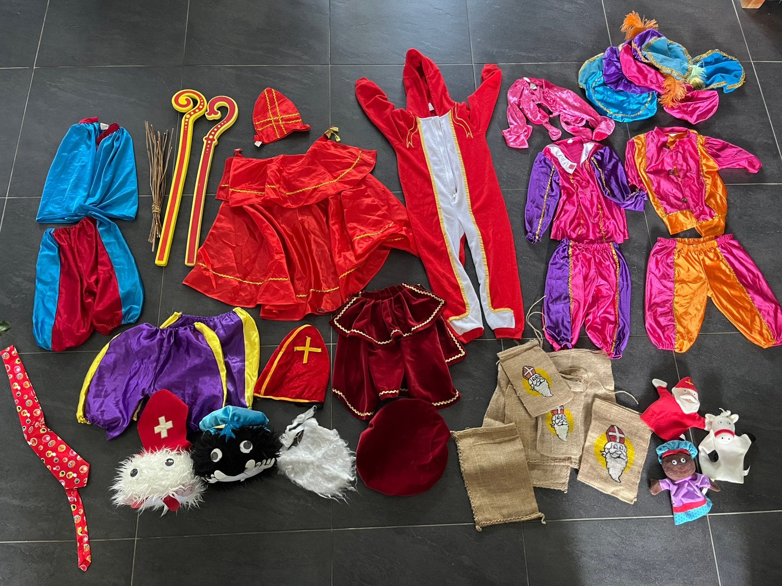 Groot pakket sinterklaas spullen oa piet sint kleren, Ophalen of Verzenden, Gebruikt