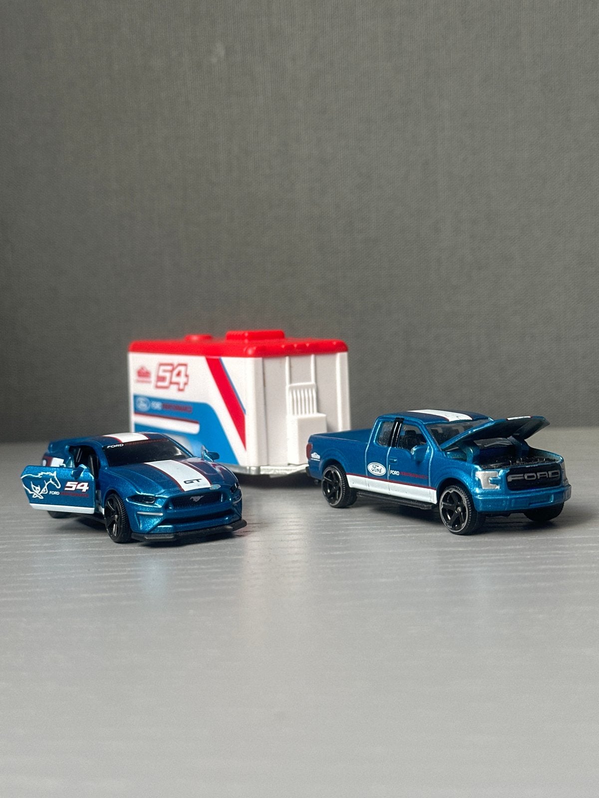Majorette race trailer set-Mustang GT & F-150 met trailer, Ophalen, Zo goed als nieuw, Auto