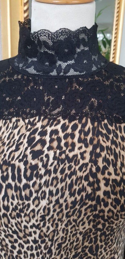 Nieuw dames tijgerprint top, maat m. Merk blue day s, Kleding | Dames, Tops, Maat 38/40 (M), Bruin, Nieuw, Ophalen of Verzenden