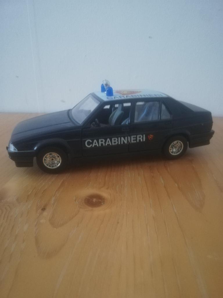 Alfa Romeo 75 carabinieri, Hobby en Vrije tijd, Modelauto's | 1:24, Ophalen of Verzenden, Zo goed als nieuw, Auto, Overige merken