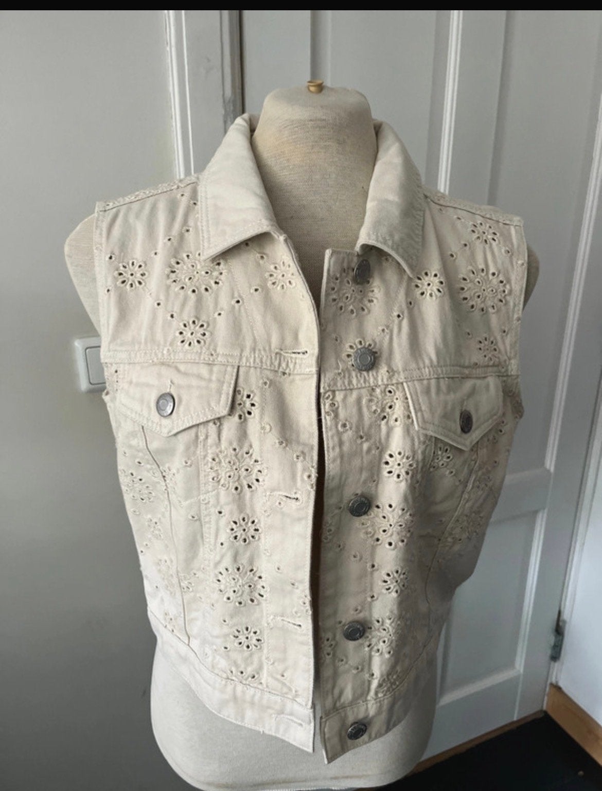 Red Button giletje met broderie maat S nieuw, Ophalen of Verzenden, Nieuw, Maat 36 (S), Beige
