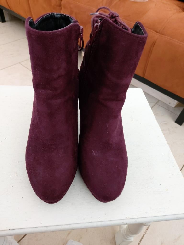 Aubergine enkellaarzen, Kleding | Dames, Schoenen, Ophalen of Verzenden, Zo goed als nieuw, Overige kleuren