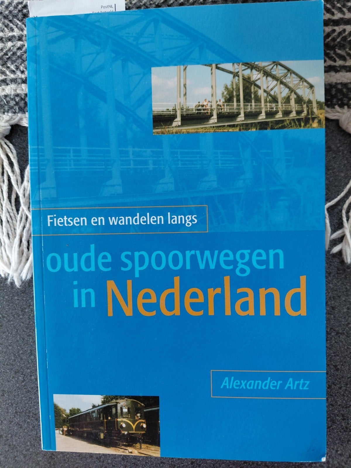 Fietsen en wandelen langs oude spoorwegen in Nederland, Overige merken, Fiets- of Wandelgids, Ophalen of Verzenden, Zo goed als nieuw