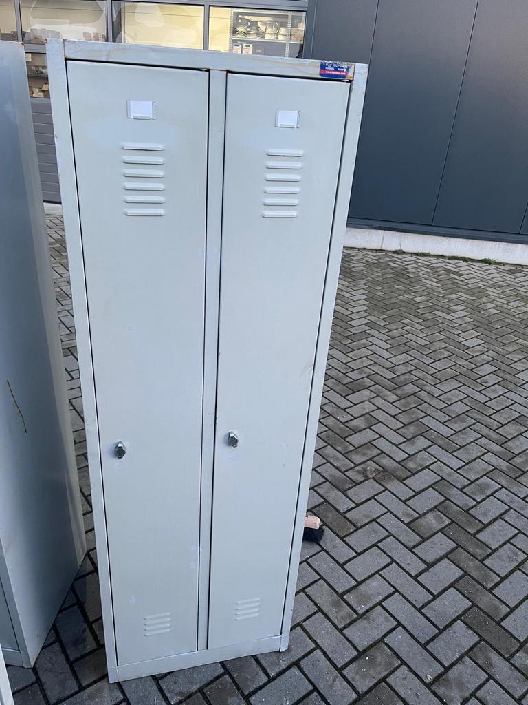 Grijze Manutan 2-deurs lockerkast (33x), Ophalen, Zo goed als nieuw