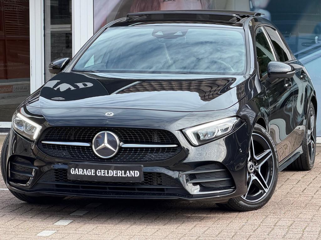 Mercedes-Benz A-klasse 180 AMG Night Upgrade | Pano | Leder/, Auto's, Mercedes-Benz, 136 pk, Gebruikt, Zwart, 4 cilinders
