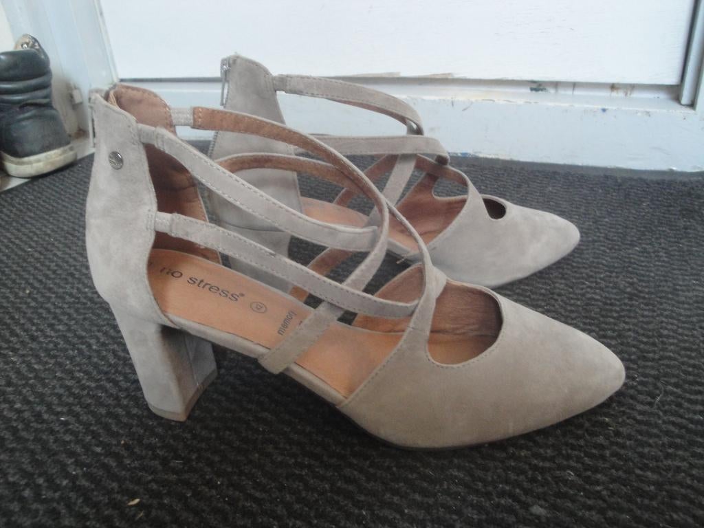 NIEUW!! Grijze leren suede pumps NO STRESS maat 42, Kleding | Dames, Schoenen, Pumps, Nieuw, Ophalen of Verzenden, No Stress
