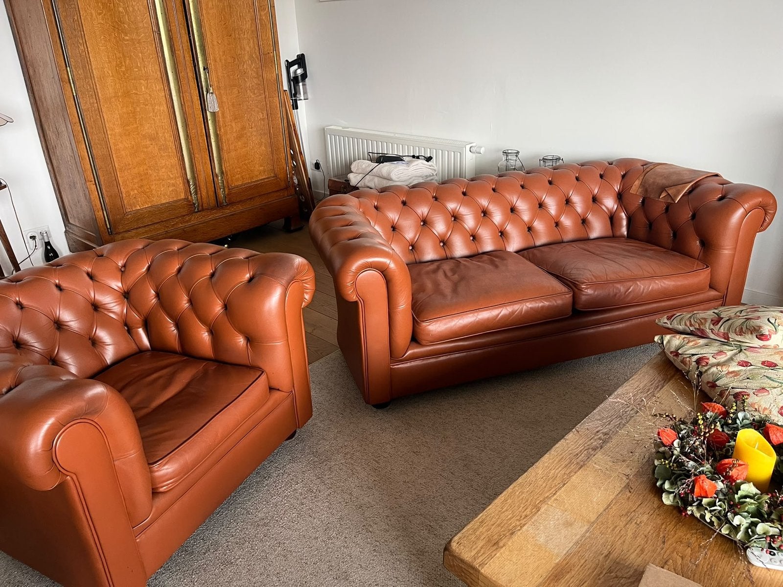 Foto 3 van Chesterfield bank en fauteuil - Zeer goed onderhouden