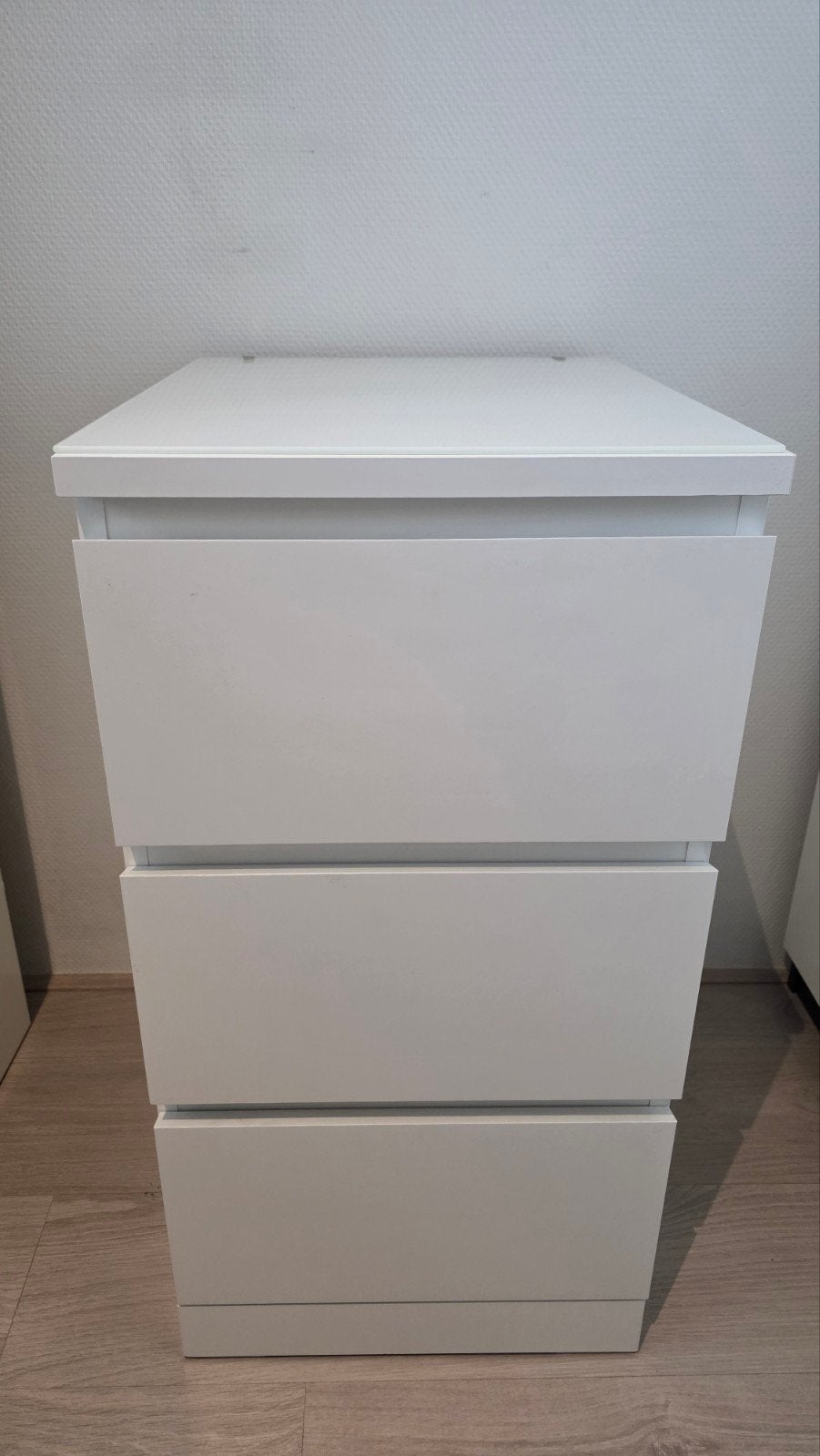 IKEA MALM Ladekast (oude serie) wit met glasplaat, 3 lade, Huis en Inrichting, Ophalen, Minder dan 50 cm, Gebruikt, 3 of 4 laden