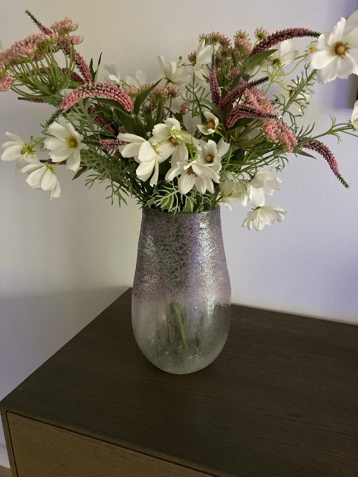 Glazen vaas met structuur en kunstbloemen, Met patroon/structuur, Paars, Ophalen of Verzenden, Glas