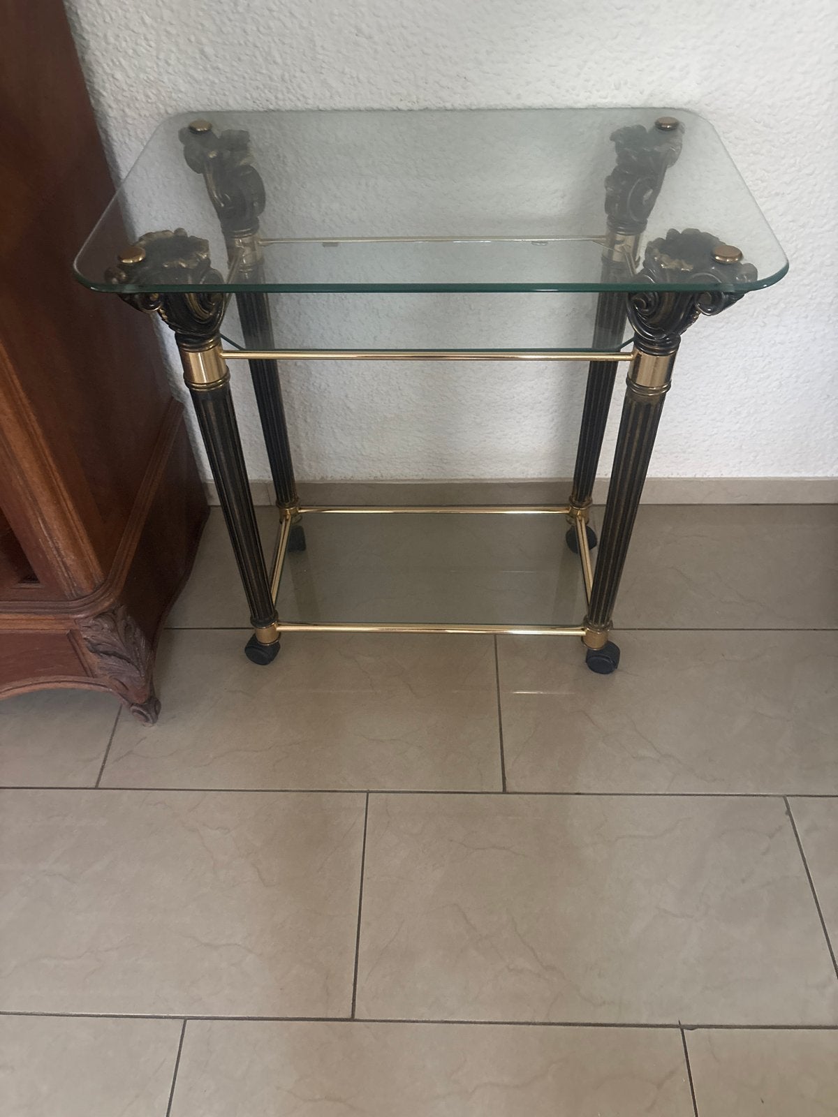 Glazen bijzettafel met messing details en wieltjes, Ophalen, Minder dan 55 cm, Gebruikt, Glas