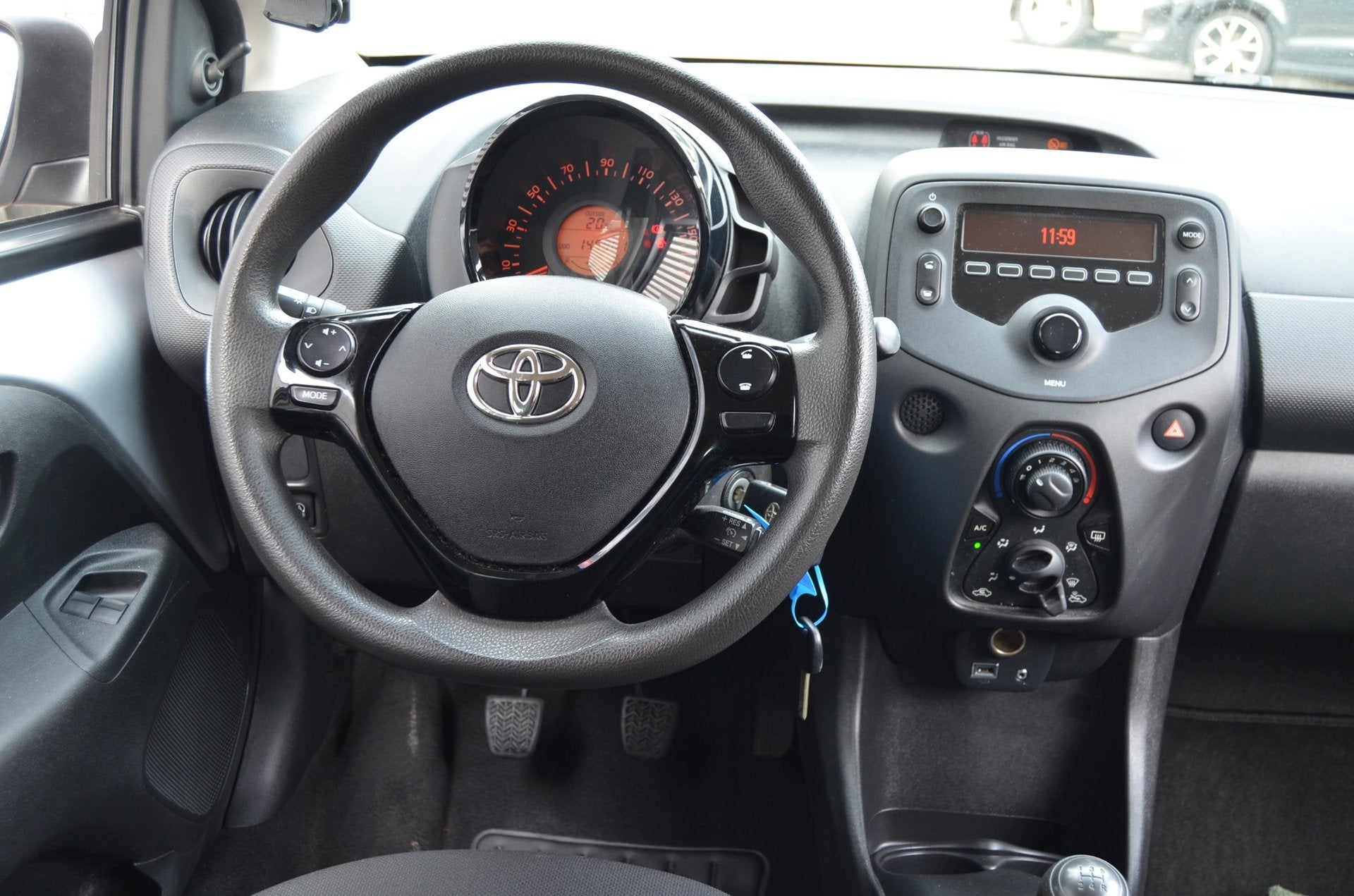 Toyota Aygo 1.0 VVT-i X-fun |AIRCO|5 DRS| BLUETOOTH| NAVIGAT, Stof, Gebruikt, Met garantie (alle), 4 stoelen