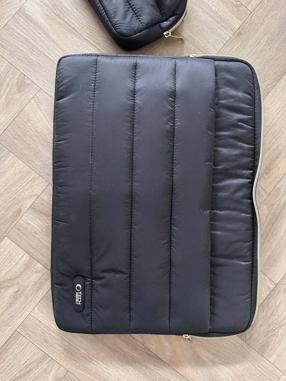 Zwarte gewatteerde laptophoes met zachte binnenvoering, Computers en Software, Laptophoezen, Ophalen of Verzenden, 14 inch, Zo goed als nieuw