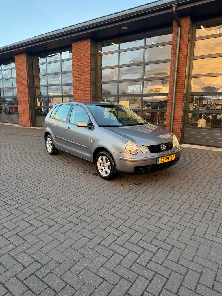 Volkswagen Polo 1.4 55KW 2004 Grijs, Voorwielaandrijving, 15 km/l, 4 cilinders, Origineel Nederlands